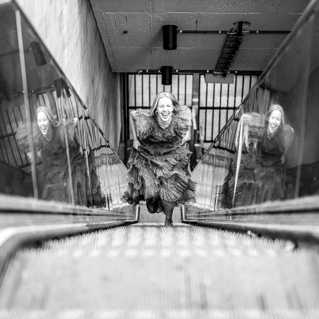 Carla auf der Rolltreppe.jpg